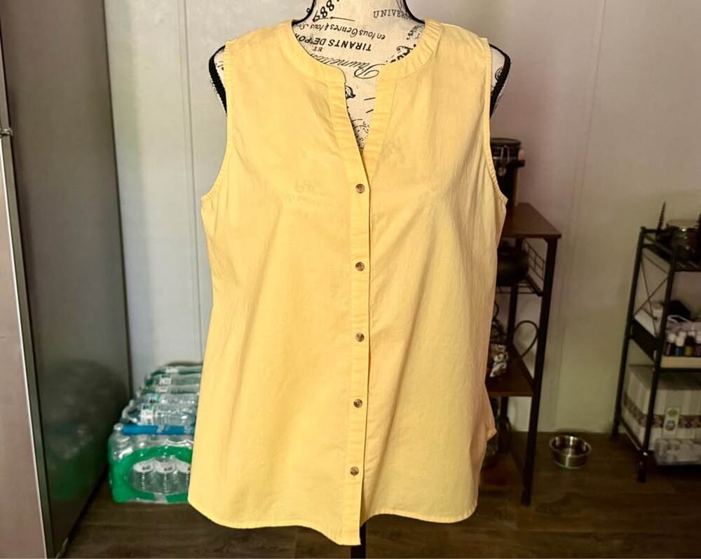NWT Croft & Barrow Women’s Sleeveless Button Up Yellow Top Size Small